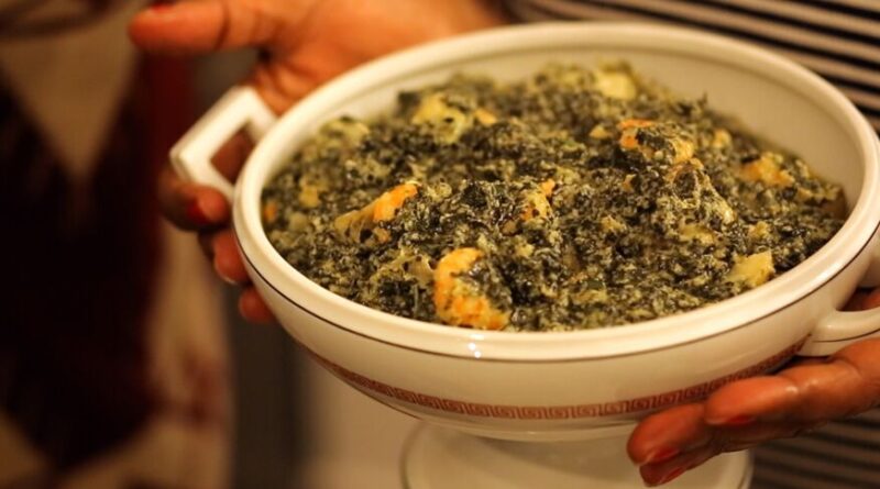 Le Ndolé de bœuf au miondo est un plat savoureux et nutritif qui met en valeur les délicates saveurs de la cuisine camerounaise. Sa combinaison unique de viande de bœuf, de feuilles de Ndolé et de miondo en fait un plat délicieusement équilibré, à la fois onctueux et plein de caractère.
