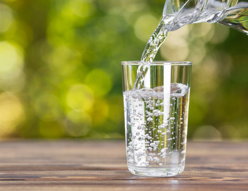 L'eau représente 60 % du corps humain et est nécessaire pour aider à maintenir un poids sain, à rincer les toxines de l'organisme et à produire des liquides corporels comme la salive. L'eau contribue également à la fonction intestinale régulière, à une performance musculaire optimale et à une peau claire et à l'apparence jeune.