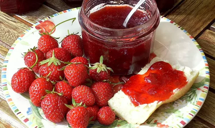 Envie d'une bonne confiture de fraise fait maison , dans cet article nous vous donnons la recette simple d'une confiture de fraise que vous pourrez faire vous même en étant chez vous.