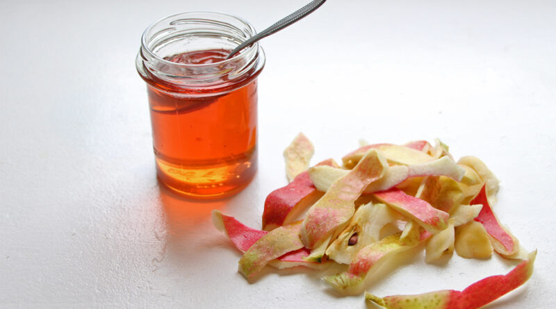 Dans cette recette nous allons vous montrer comment faire ç la maison un sirop de pomme facile gratuit anti gaspi .
