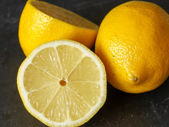 Le citron est bien plus qu'un simple agrume. C'est un aliment qui regorge de bienfaits pour la santé et qui apporte une touche de fraîcheur et de saveur à de nombreux plats.