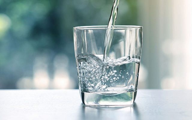 L'eau représente 60 % du corps humain et est nécessaire pour aider à maintenir un poids sain, à rincer les toxines de l'organisme et à produire des liquides corporels comme la salive. L'eau contribue également à la fonction intestinale régulière, à une performance musculaire optimale et à une peau claire et à l'apparence jeune.