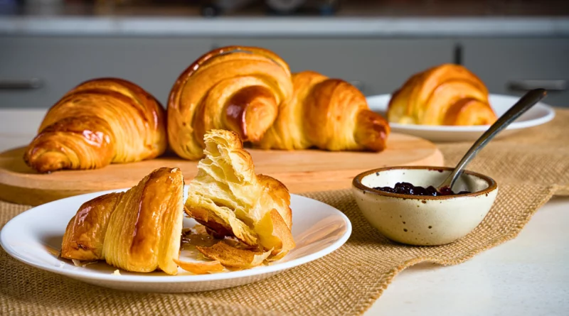 Vous devriez absolument essayer cette recette de frites de croissants délicieuse et facile ci-dessous les étapes à suivre pour la recette .