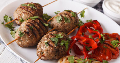 Le kefta est un plat savoureux à base de viande hachée (bœuf ou agneau) mélangée à des épices, des herbes fraîches et de l’ail, puis façonnée en boulettes ou en brochettes.