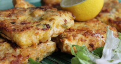 Le poisson frit à la chermoula est un plat savoureux de la cuisine maghrébine, où le poisson est mariné dans une pâte épicée à base d'ail, de coriandre, de cumin, de paprika et de curcuma, avant d'être frit jusqu'à obtenir une texture croustillante et dorée.